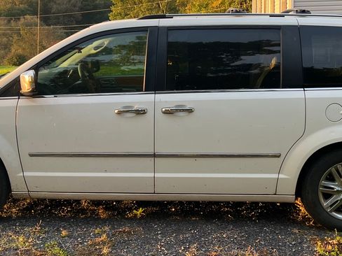 Used 2008 Chrysler Town & Country Limited w/ Entertainment Group #3 image 9