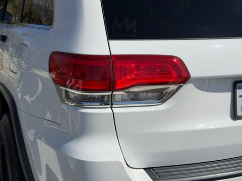 Used 2017 Jeep Grand Cherokee Laredo w/ Quick Order Package 2BE image 24