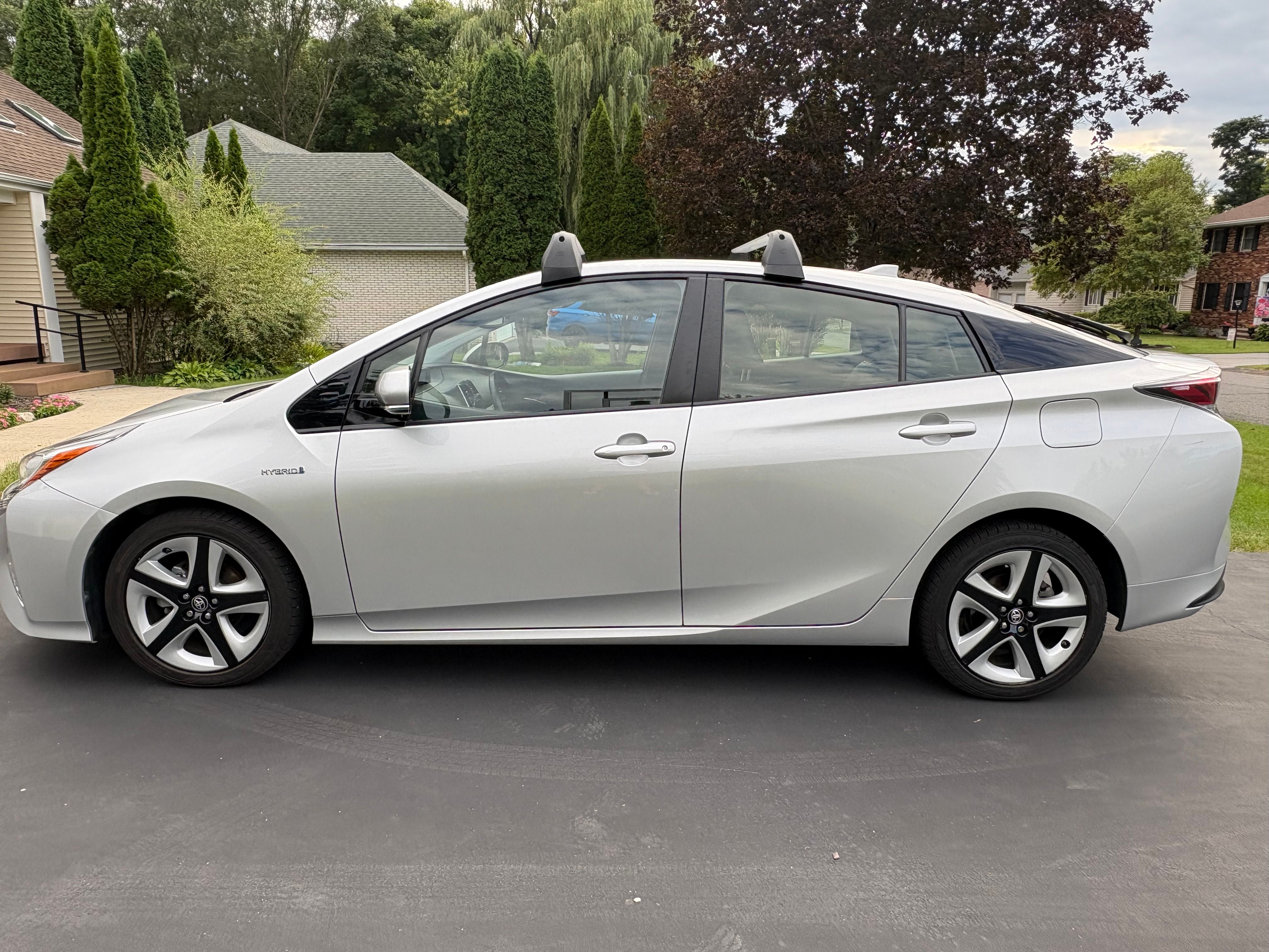 Used 2017 Toyota Prius Four Touring w/ Carpet Mat Package FWD image 4