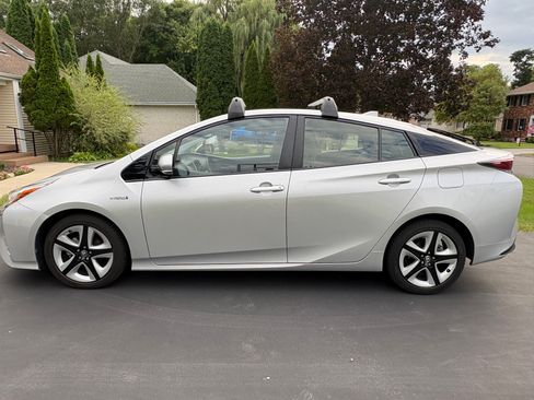 Used 2017 Toyota Prius Four Touring w/ Carpet Mat Package FWD image 4
