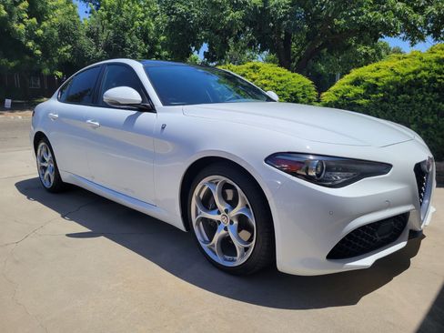 Used 2018 Alfa Romeo Giulia Ti Sport w/ Quick Order Package 22S Sport AWD/4WD image 4
