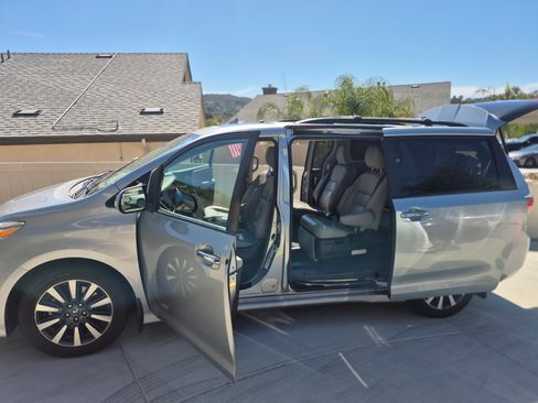 Used 2018 Toyota Sienna Limited w/ Carpet Mat Package image 13