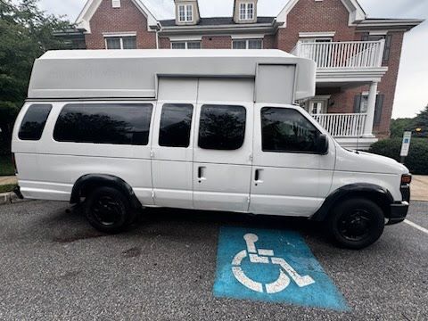 Used 2010 Ford E-350 and Econoline 350 Extended Super Duty RWD image 2