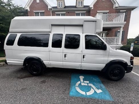 Used 2010 Ford E-350 and Econoline 350 Extended Super Duty image 2