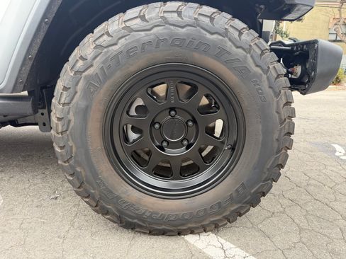 Used 2025 Jeep Wrangler Sport AWD/4WD image 16