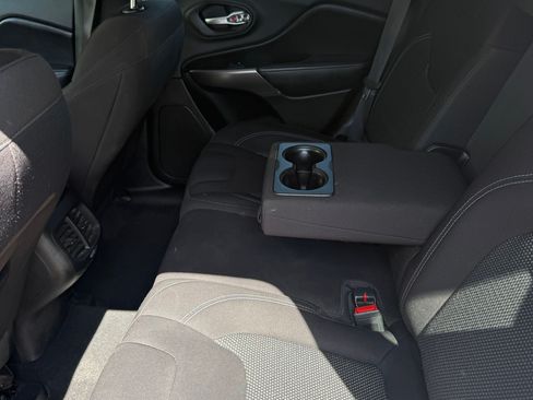 Used 2020 Jeep Cherokee Latitude FWD image 12