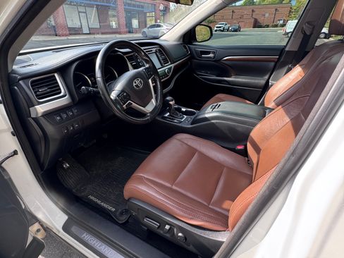 Used 2018 Toyota Highlander Limited Platinum AWD/4WD image 10