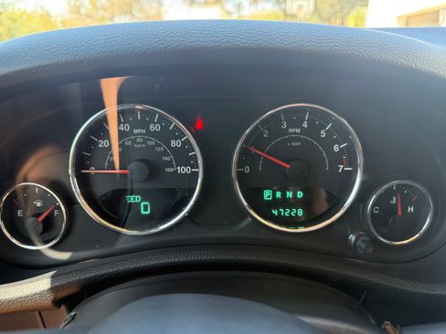Used 2014 Jeep Wrangler Unlimited Sahara w/ Connectivity Group AWD/4WD image 14