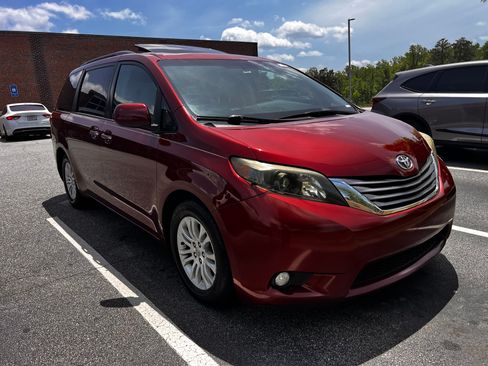 Used 2016 Toyota Sienna XLE Premium FWD image 4