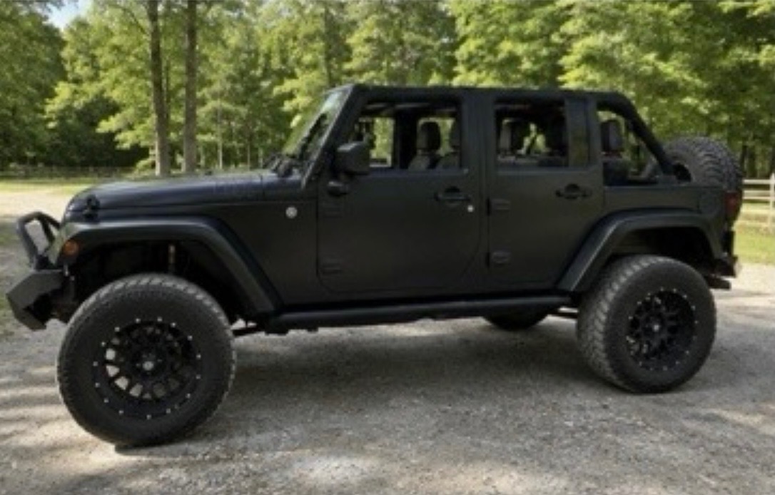Used 2016 Jeep Wrangler Unlimited Sahara w/ Connectivity Group AWD/4WD image 5