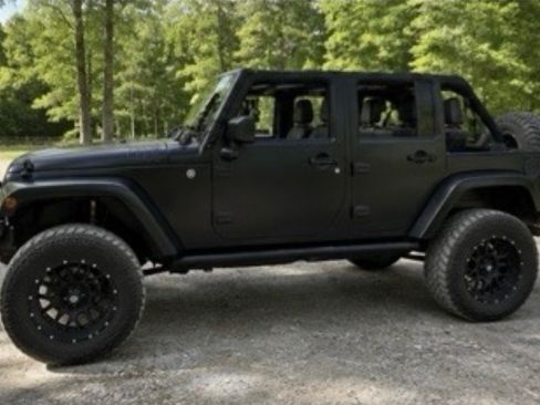 Used 2016 Jeep Wrangler Unlimited Sahara w/ Connectivity Group AWD/4WD image 5