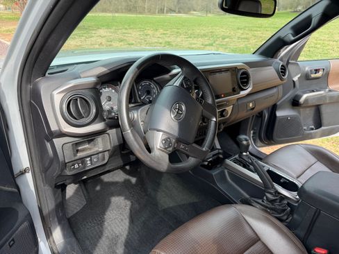 Used 2019 Toyota Tacoma Limited image 2