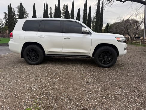 Used 2017 Toyota Land Cruiser image 4