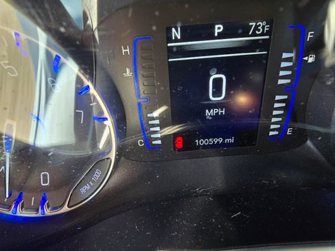 Used 2018 Chrysler Pacifica Touring-L image 15