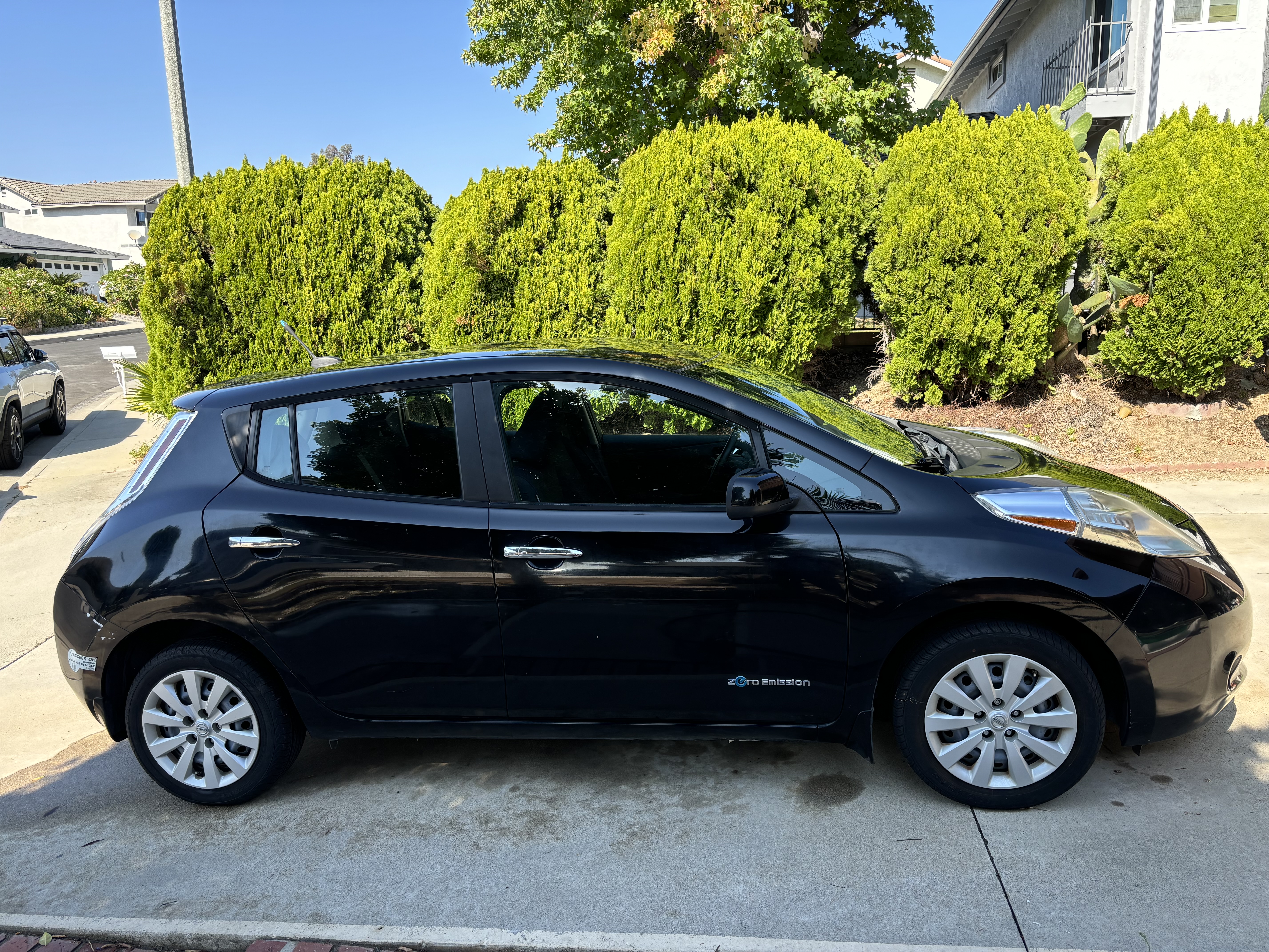 Used 2013 Nissan Leaf S FWD image 2
