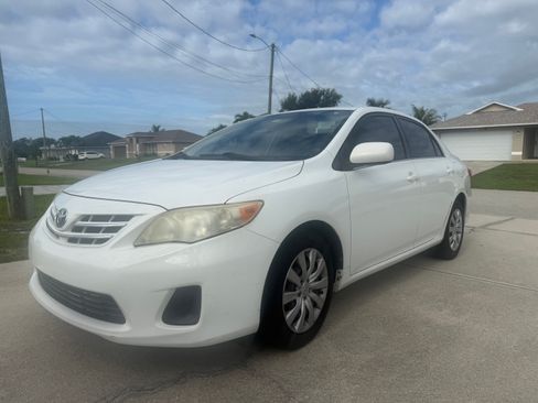 Used 2013 Toyota Corolla LE FWD image 1