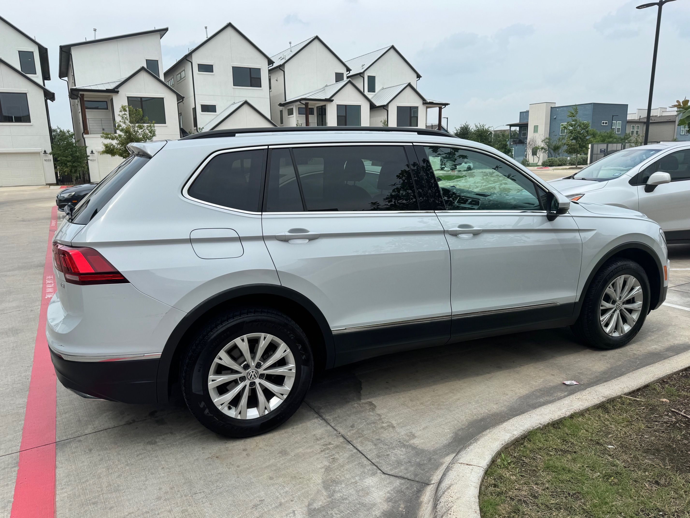 Used 2018 Volkswagen Tiguan SE FWD image 2