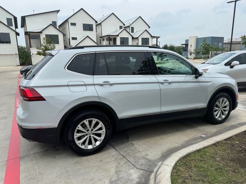 Used 2018 Volkswagen Tiguan SE FWD image 2