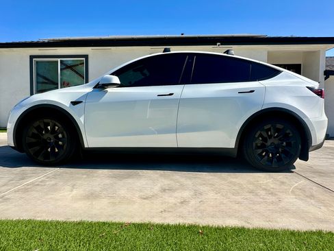 Used 2022 Tesla Model Y Long Range image 10