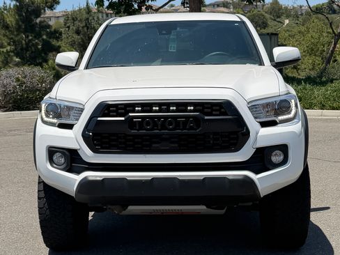 Used 2021 Toyota Tacoma TRD Off-Road w/ Technology Package AWD/4WD image 2
