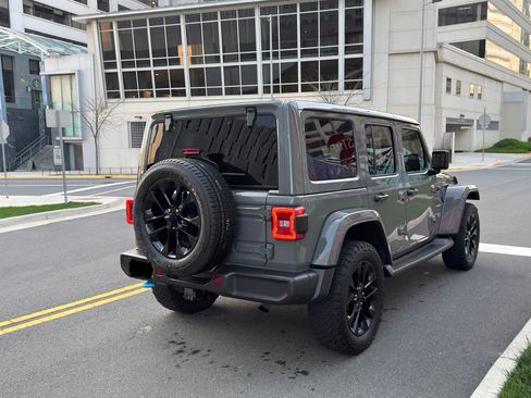 Used 2022 Jeep Wrangler Unlimited Sahara image 5