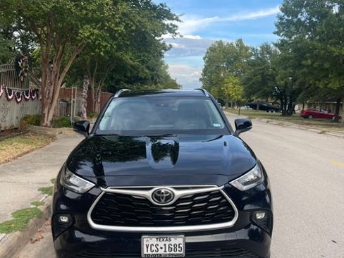 Used 2020 Toyota Highlander XLE FWD image 2