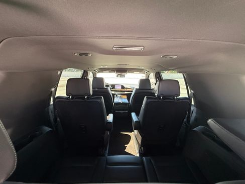 Used 2024 Cadillac Escalade ESV Luxury image 9