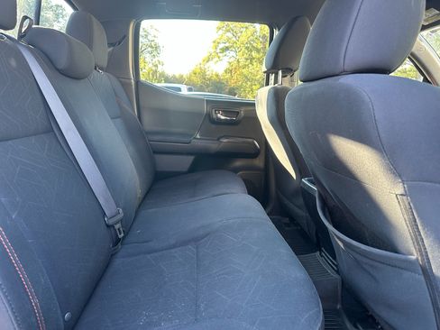 Used 2018 Toyota Tacoma TRD Sport image 12