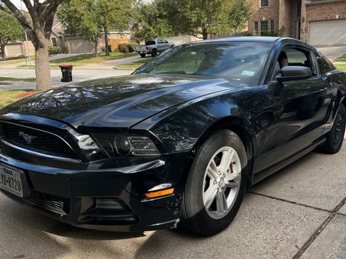 Used 2014 Ford Mustang Coupe image 2