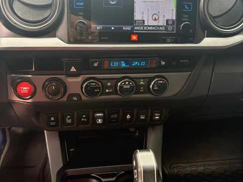 Used 2018 Toyota Tacoma TRD Off-Road AWD/4WD image 12