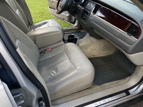 Used 2011 Lincoln Town Car Signature Limited RWD image 9