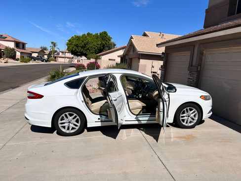 Used 2014 Ford Fusion SE FWD image 4