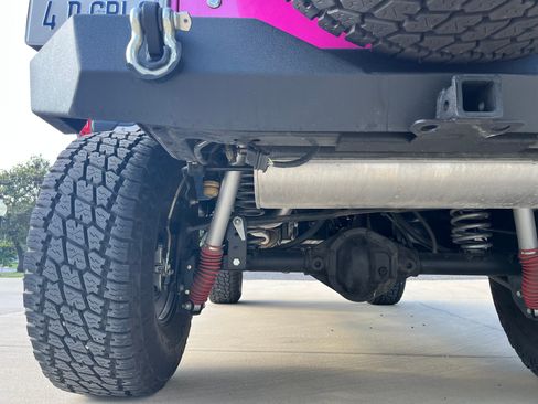 Used 2017 Jeep Wrangler Unlimited Rubicon w/ Connectivity Group image 19