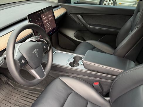 Used 2022 Tesla Model Y Long Range image 6