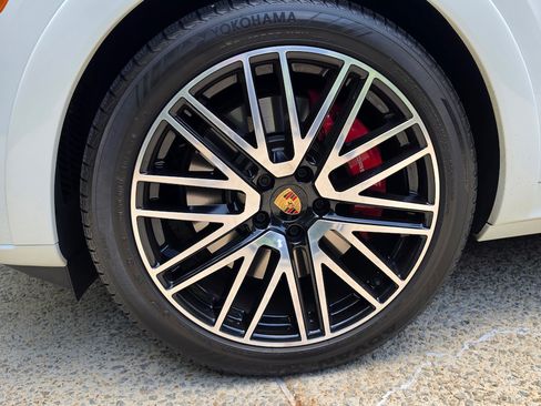 Used 2025 Porsche Cayenne GTS AWD/4WD image 10