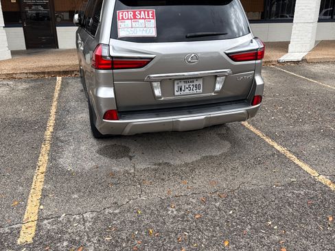 Used 2017 Lexus LX 570 4WD w/ Luxury Package image 4