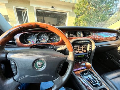 Used 2005 Jaguar XJ8 image 11