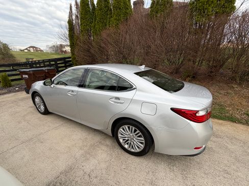 Used 2014 Lexus ES 350 w/ Luxury Package FWD image 2