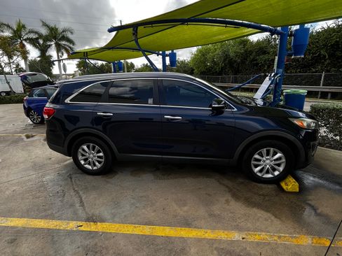 Used 2017 Kia Sorento LX image 2