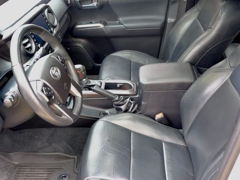 Used 2020 Toyota Tacoma TRD Sport w/ TRD Premium Sport Package image 9