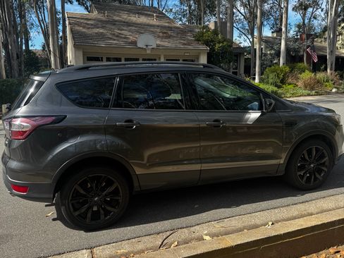 Used 2017 Ford Escape SE w/ SE Sport Appearance Package image 5