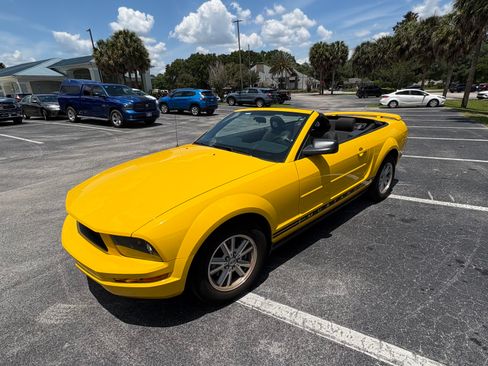 Used 2006 Ford Mustang Convertible RWD image 9