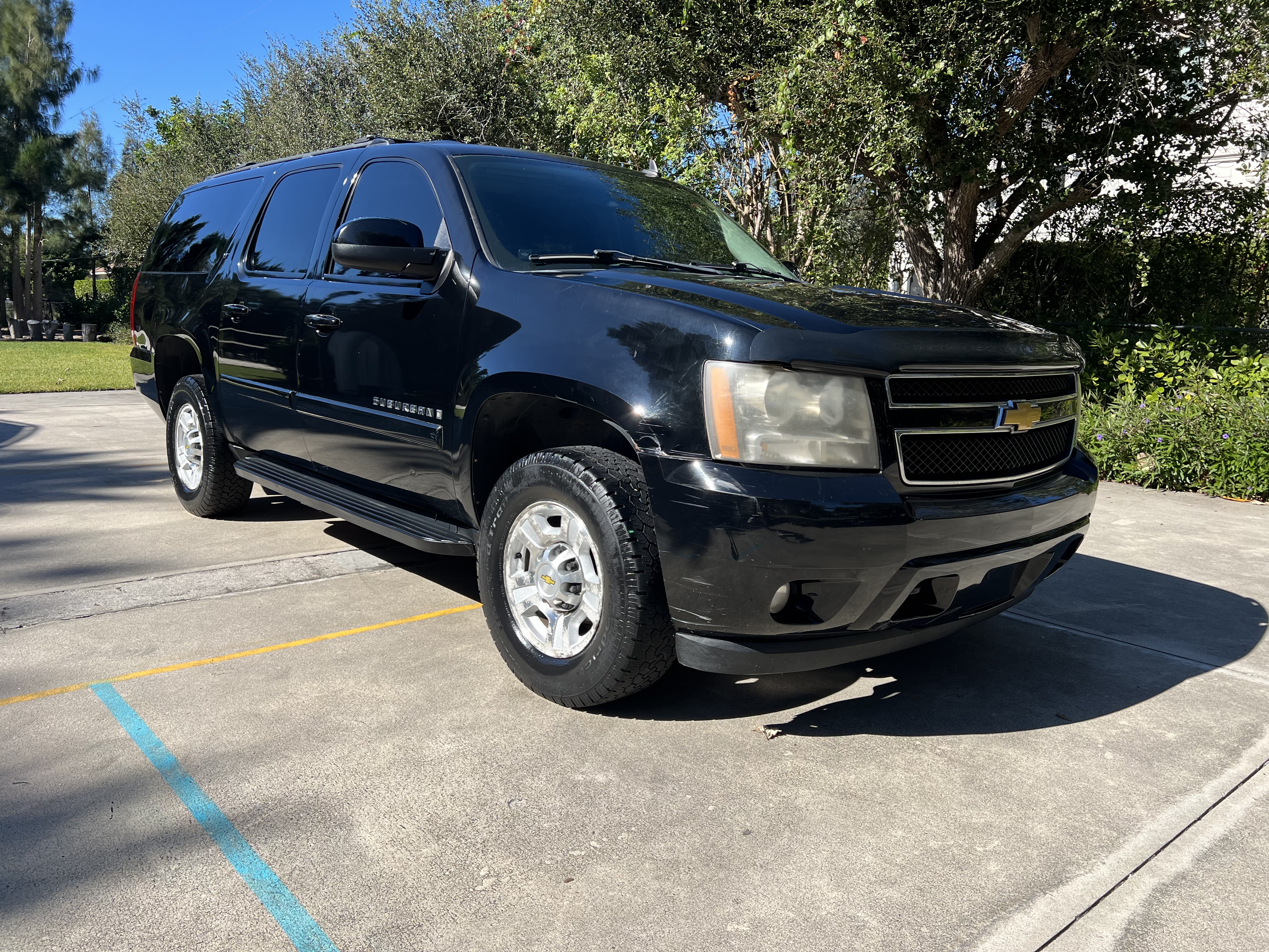 Used 2009 Chevrolet Suburban 2500 LT AWD/4WD image 1