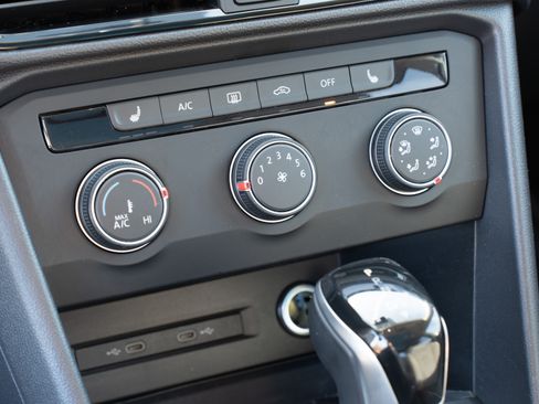 Used 2022 Volkswagen Taos SE w/ Panoramic Sunroof Package image 16