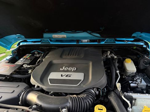 Used 2017 Jeep Wrangler Unlimited Rubicon w/ Connectivity Group image 13