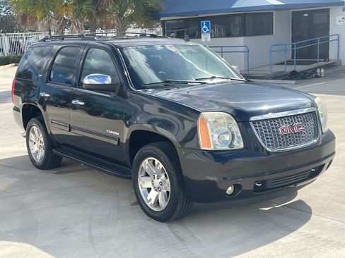 Used 2012 GMC Yukon SLT w/ SLT Chrome Package image 2