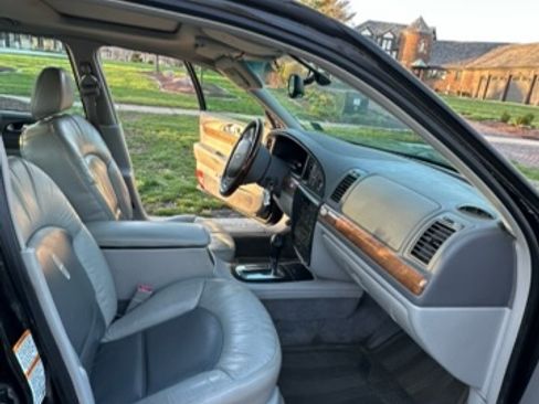 Used 2001 Lincoln Continental image 12
