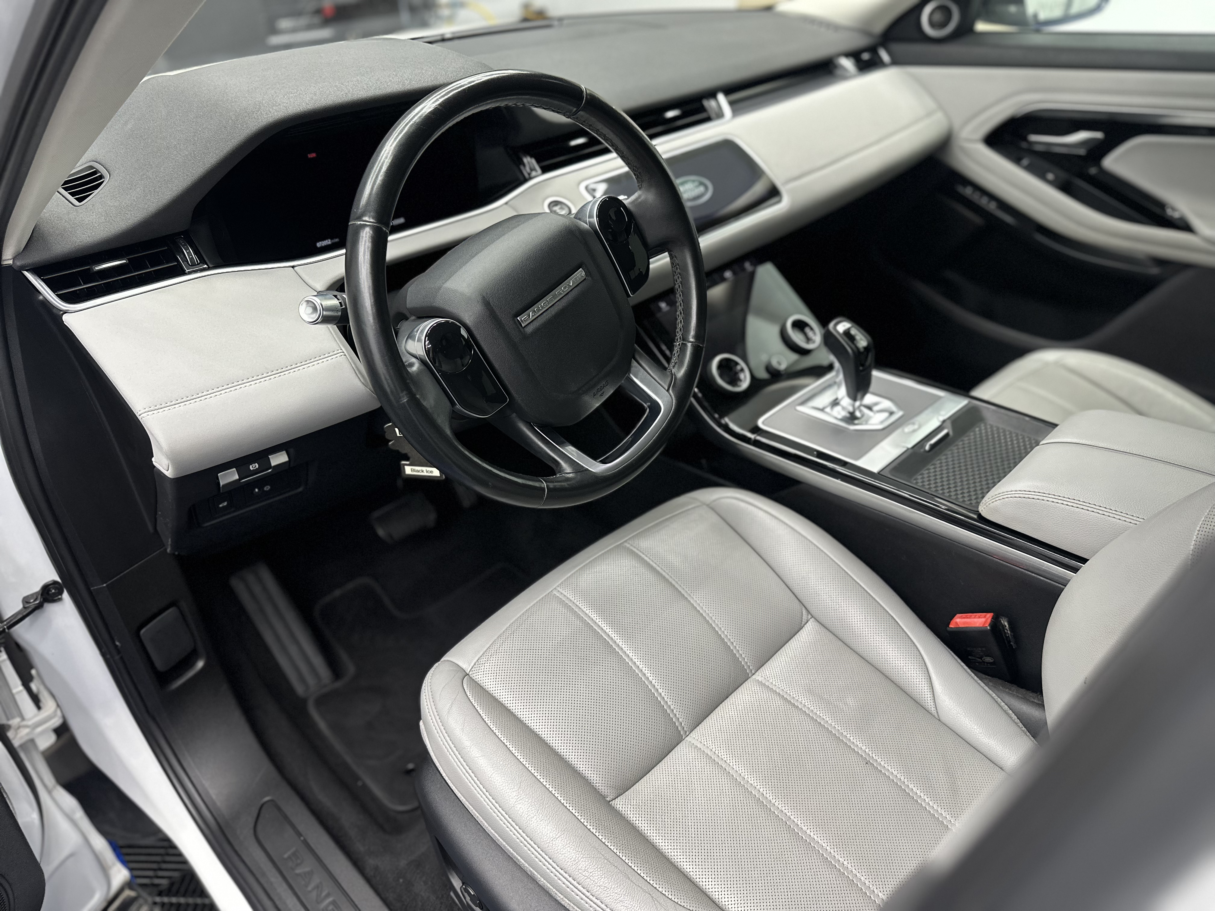 Used 2020 Land Rover Range Rover Evoque SE AWD/4WD image 6