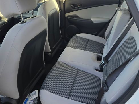 Used 2022 Hyundai Kona SE image 8