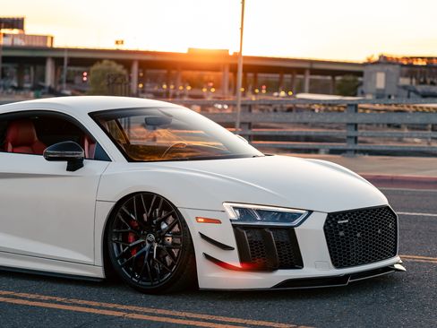 Used 2018 Audi R8 V10 w/ Premium Package RWD image 25